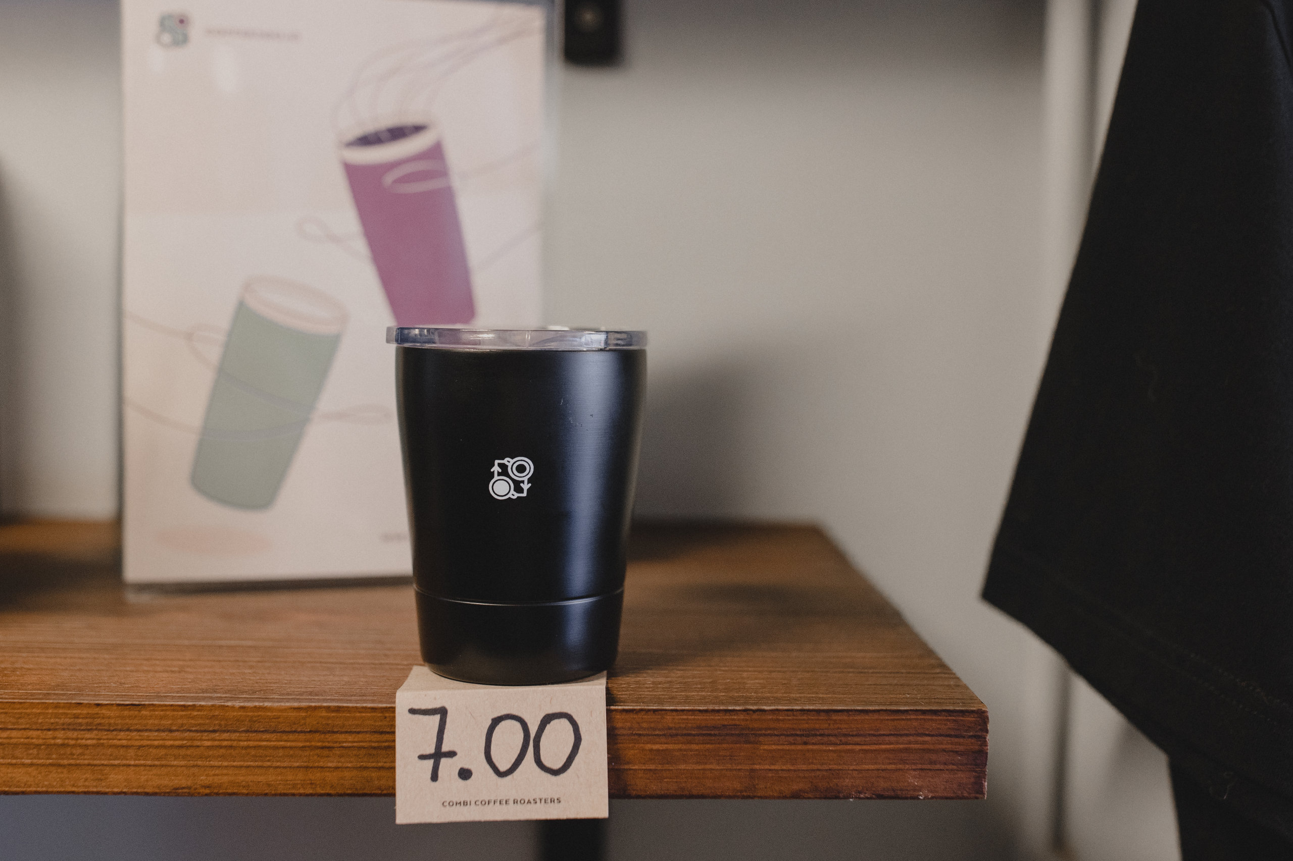 Reusify cup in café